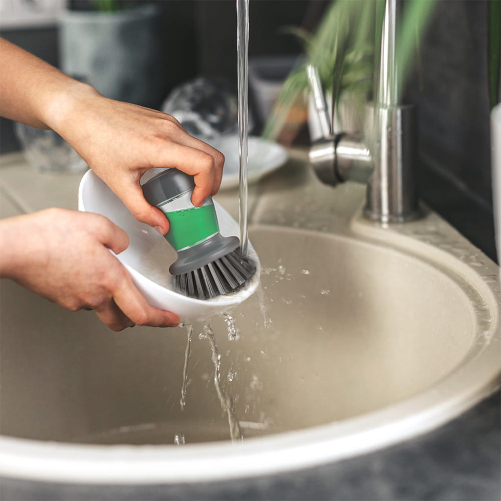 Brosse vaisselle avec r�servoir � savon Pura BRUNNER