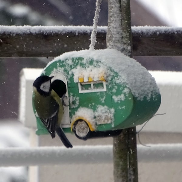 Cabane à oiseaux en forme de caravane vintage