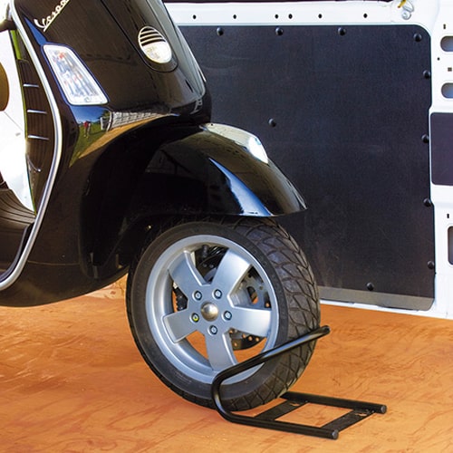 Bloque-roue Avant Wheel Chock Fiamma pour tenir la moto en Camping-car