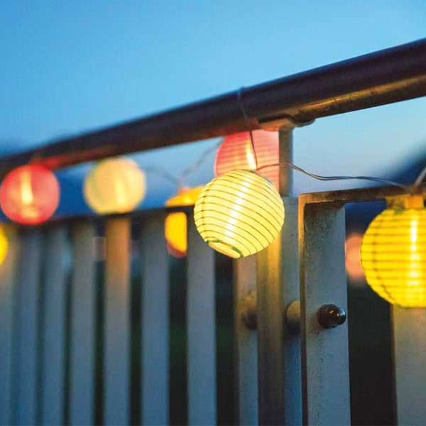 Camping Avec Lanternes Et Guirlandes Lumineuses Pour Une Sensation